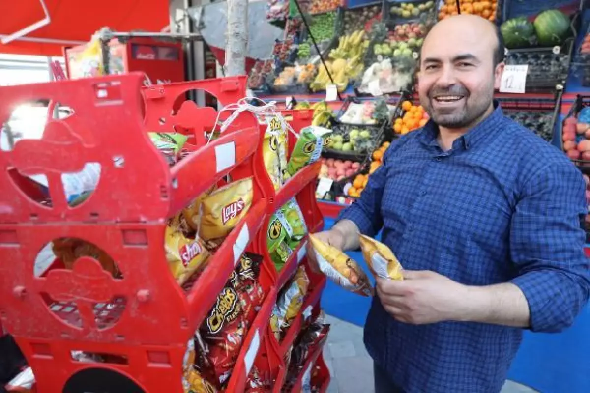 Cips hırsızı karga mahallelinin maskotu oldu