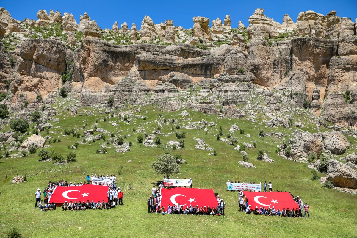 Diyarbakır\'da Türk bayraklarıyla "Gençlik Yürüyüşü" yapıldı