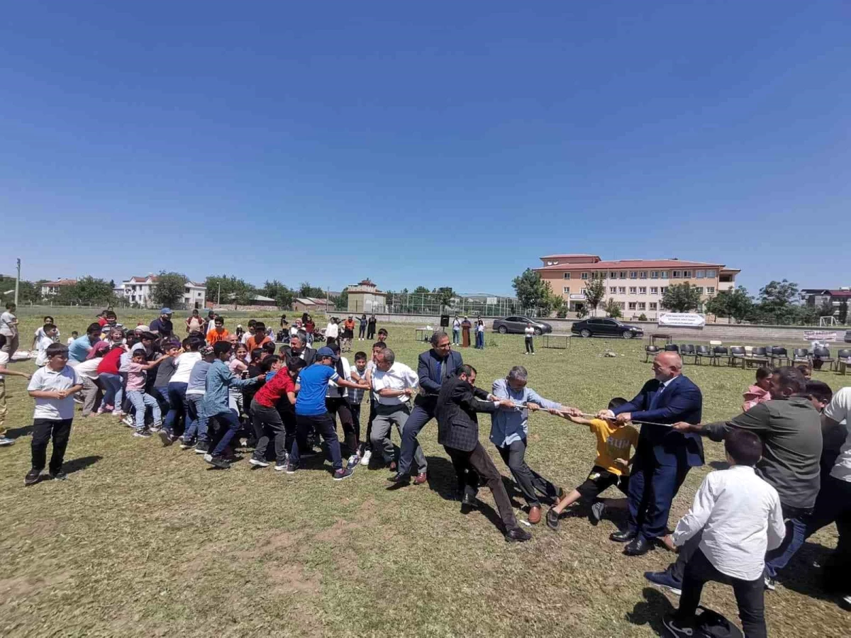 Elazığ\'da müftü ve belediye başkanı, öğrencilerle birlikte halat çekme yarışı yaptı