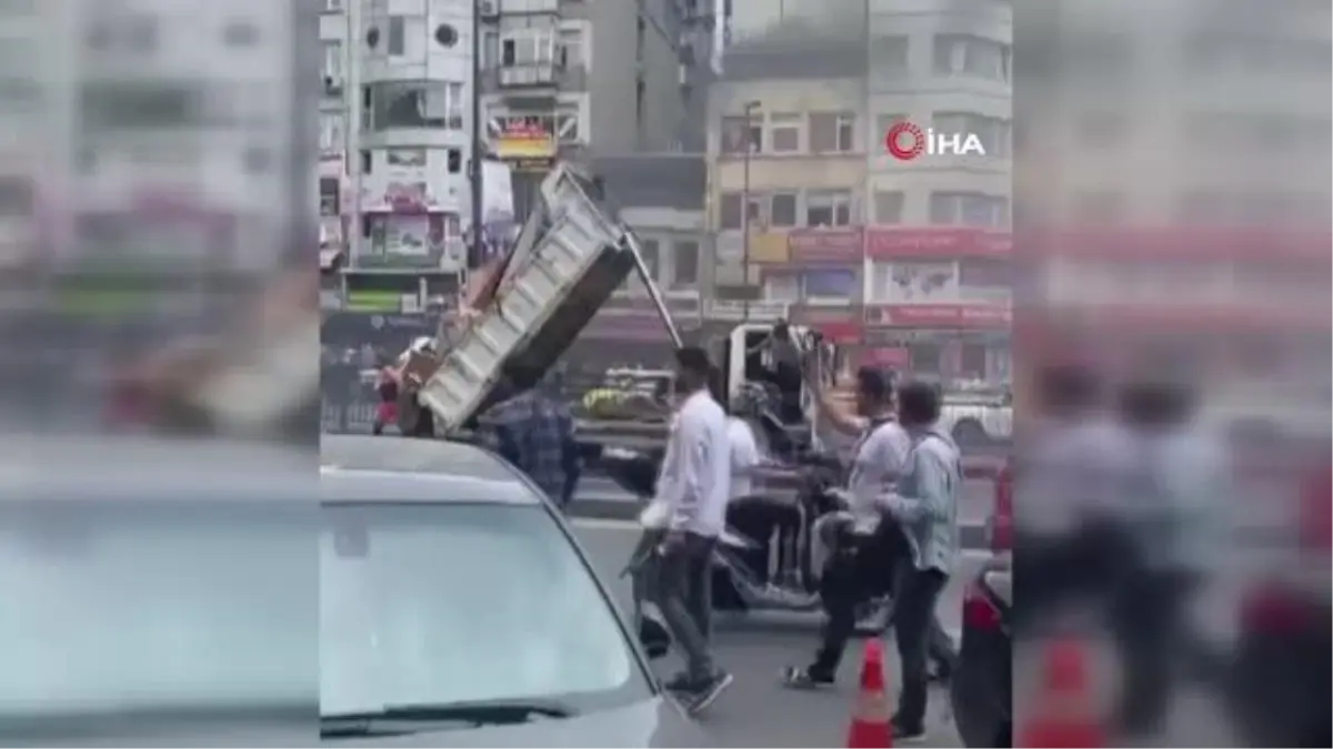 Eski eşya taşıyan kamyonun kasa kısmında yangın çıktı, alev alev yanan eşyalar yola döküldü