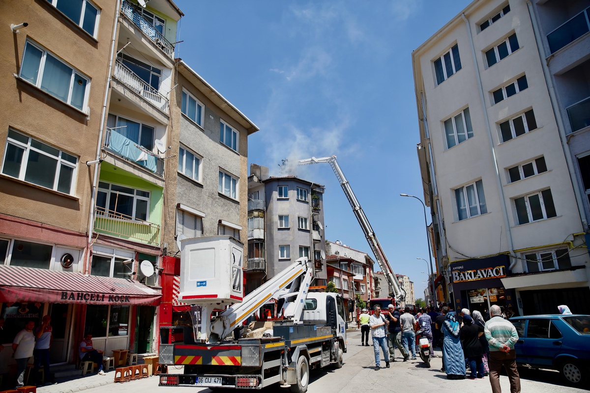 Eskişehir\'de apartmanın çatısında çıkan yangın söndürüldü