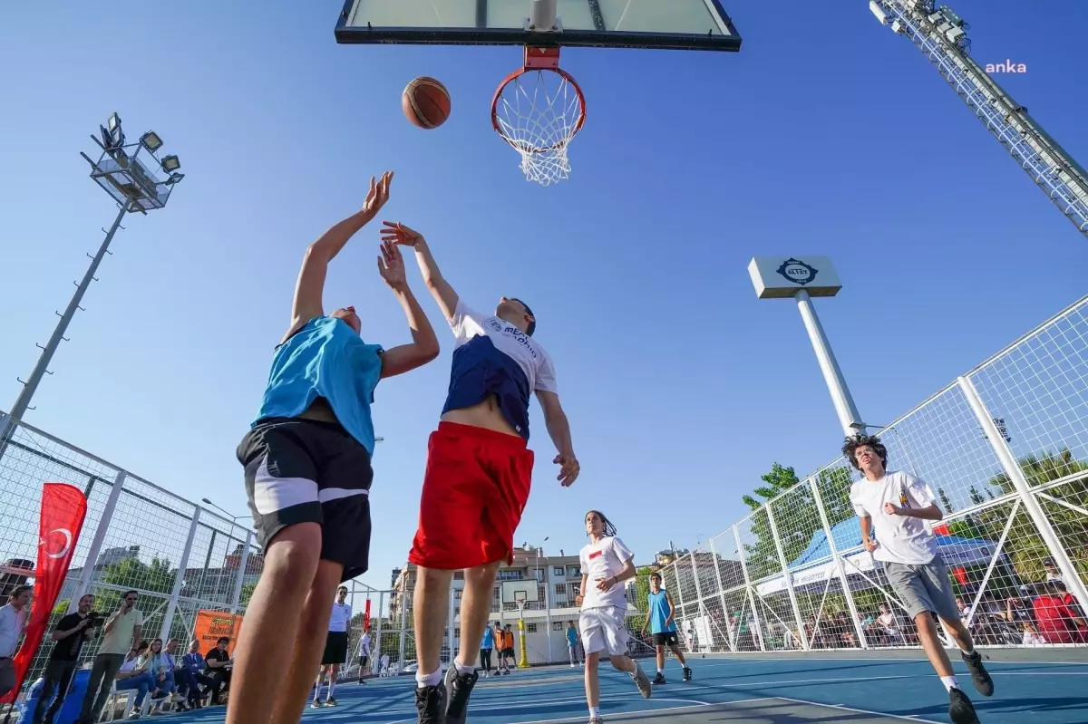 Gaziemir\'de Nefes Kesen Streetball Turnuvası