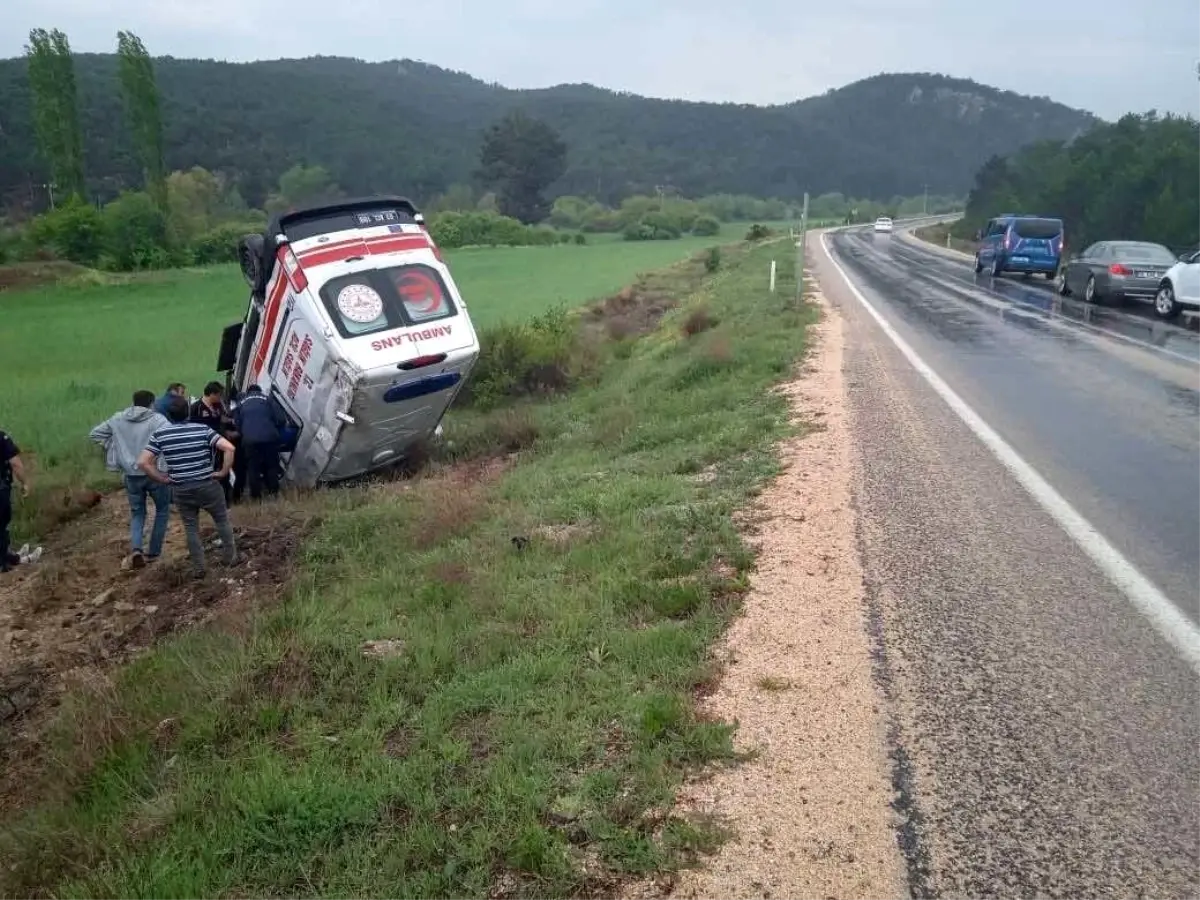 Son dakika: Hasta naklinden dönen ambulans şarampole devrildi: 3 yaralı