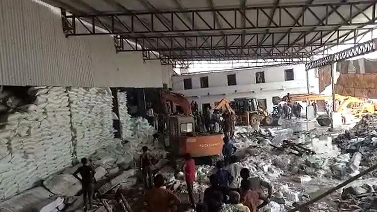 Hindistan\'da fabrikanın duvarı çöktü: 12 ölü, 13 yaralı