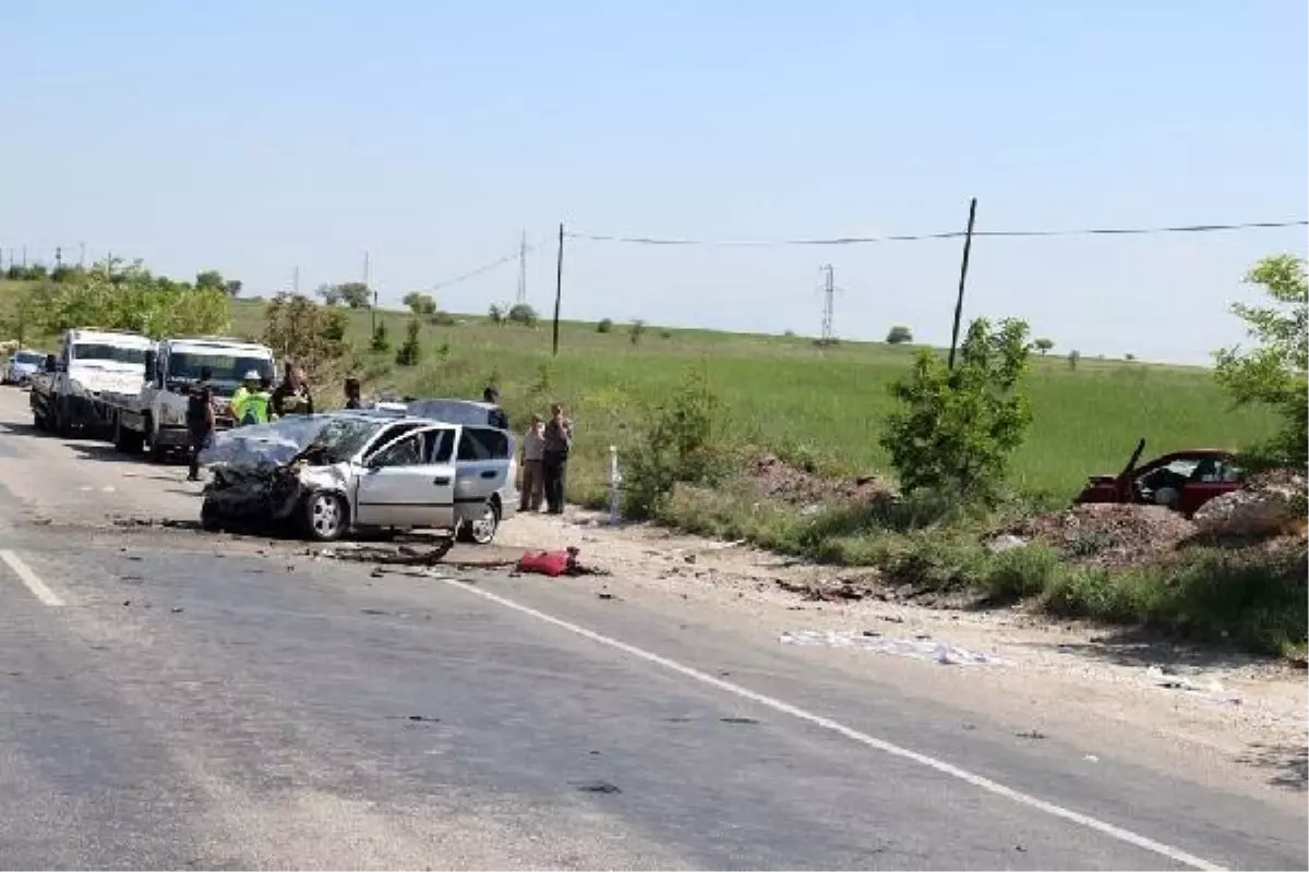 İki otomobilin çarpıştığı kazada 7 aylık hamile kadın ve annesi öldü, 3 yaralı