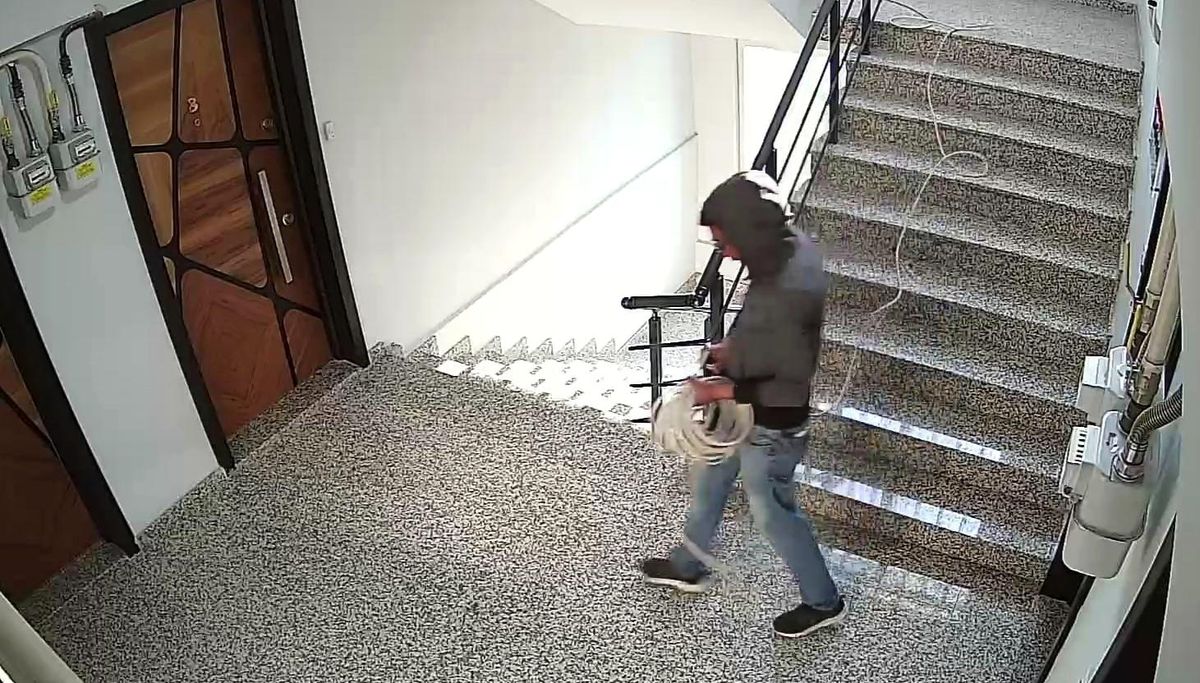 İşletmenin havalandırma kablolarını elini kolunu sallaya sallaya çaldı