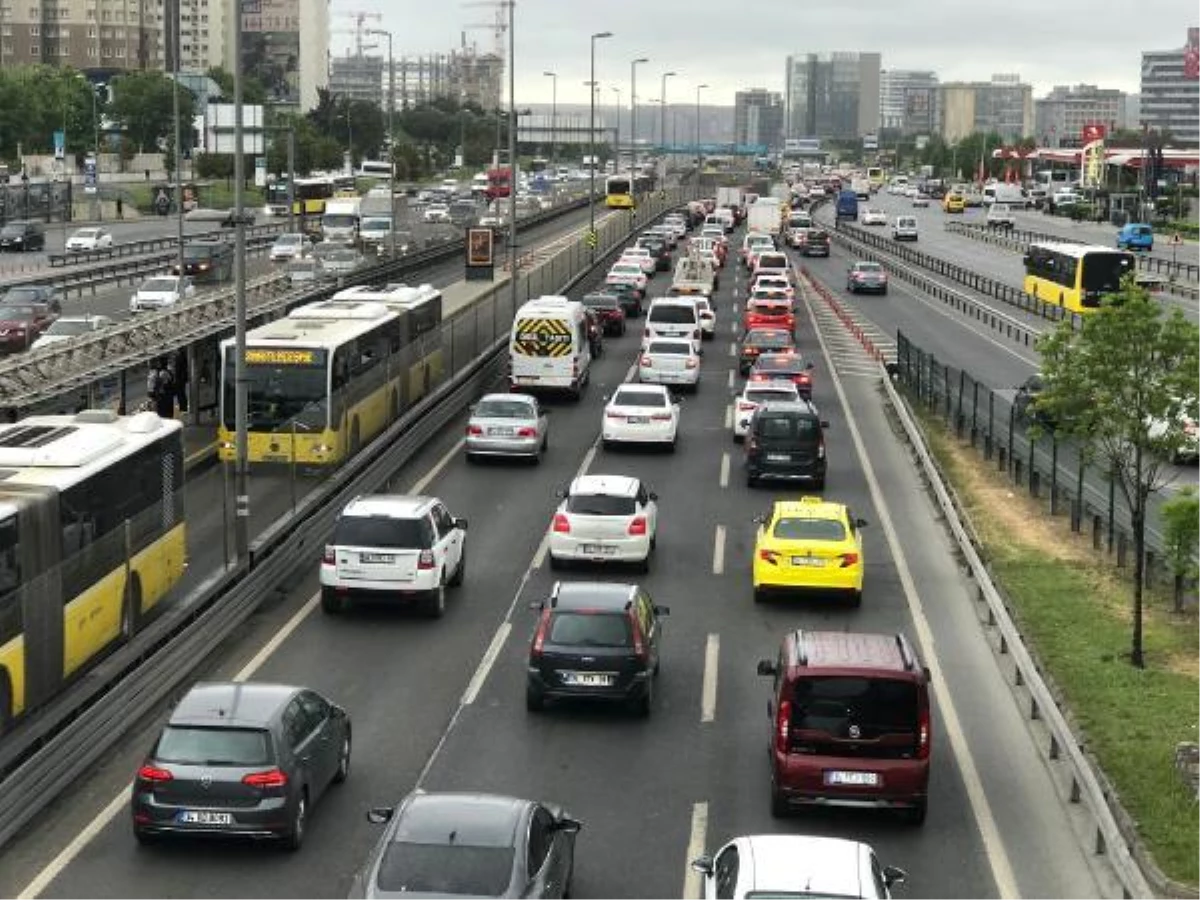 İSTANBUL\'DA TRAFİK YOĞUNLUĞU YÜZDE 81\'E ULAŞTI