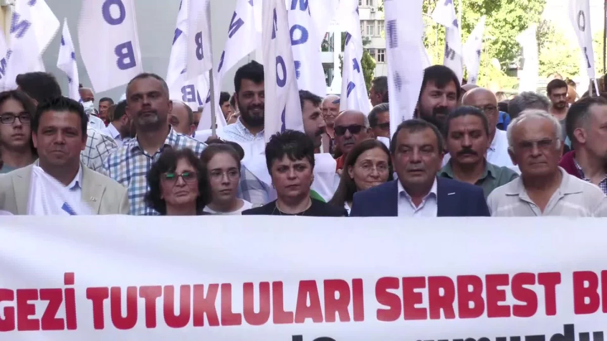 İzmir\'de Mimar ve Mühendislerden \'Gezi Davası\' Protestosu