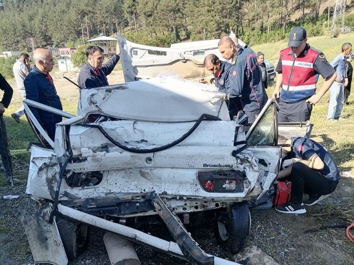 Kahramanmaraş\'ta tır ile otomobilin çarpışması sonucu 1 kişi öldü, 3 kişi yaralandı