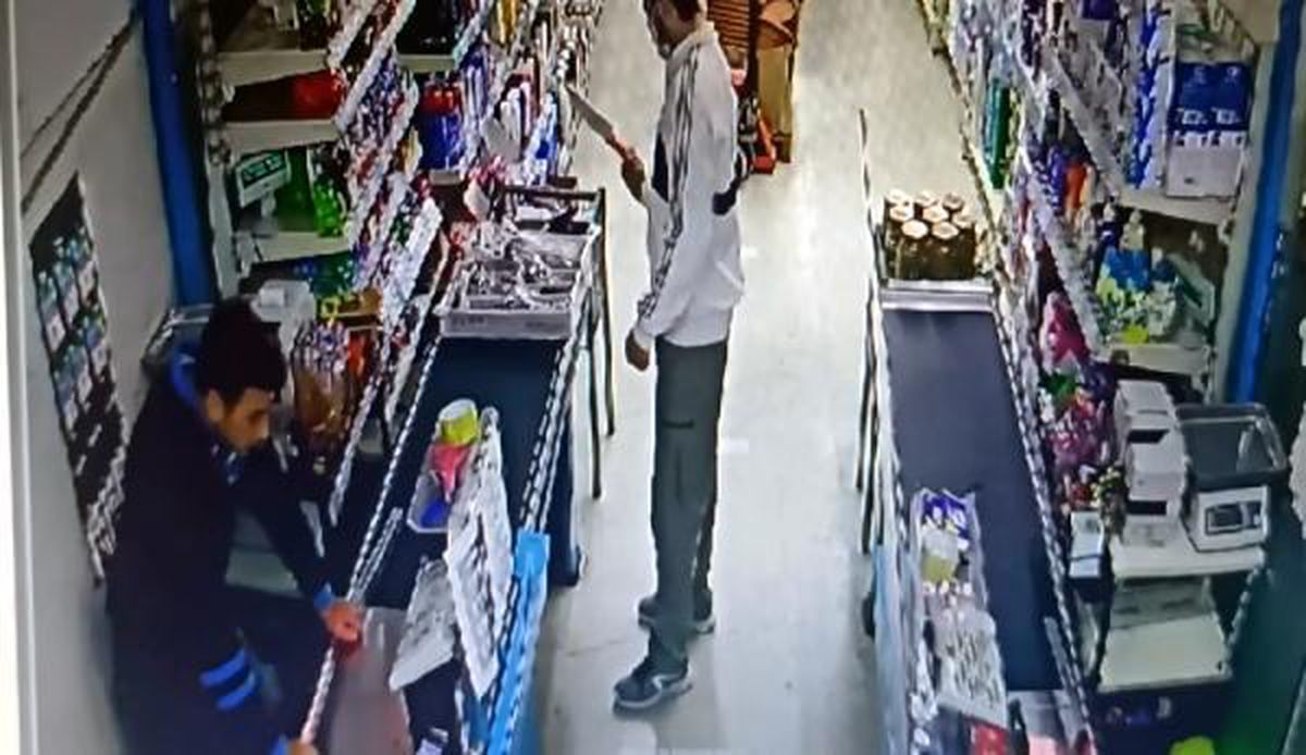 KASİYER, BIÇAKLI SOYGUNCUYU SATIRLA ENGELLEDİ