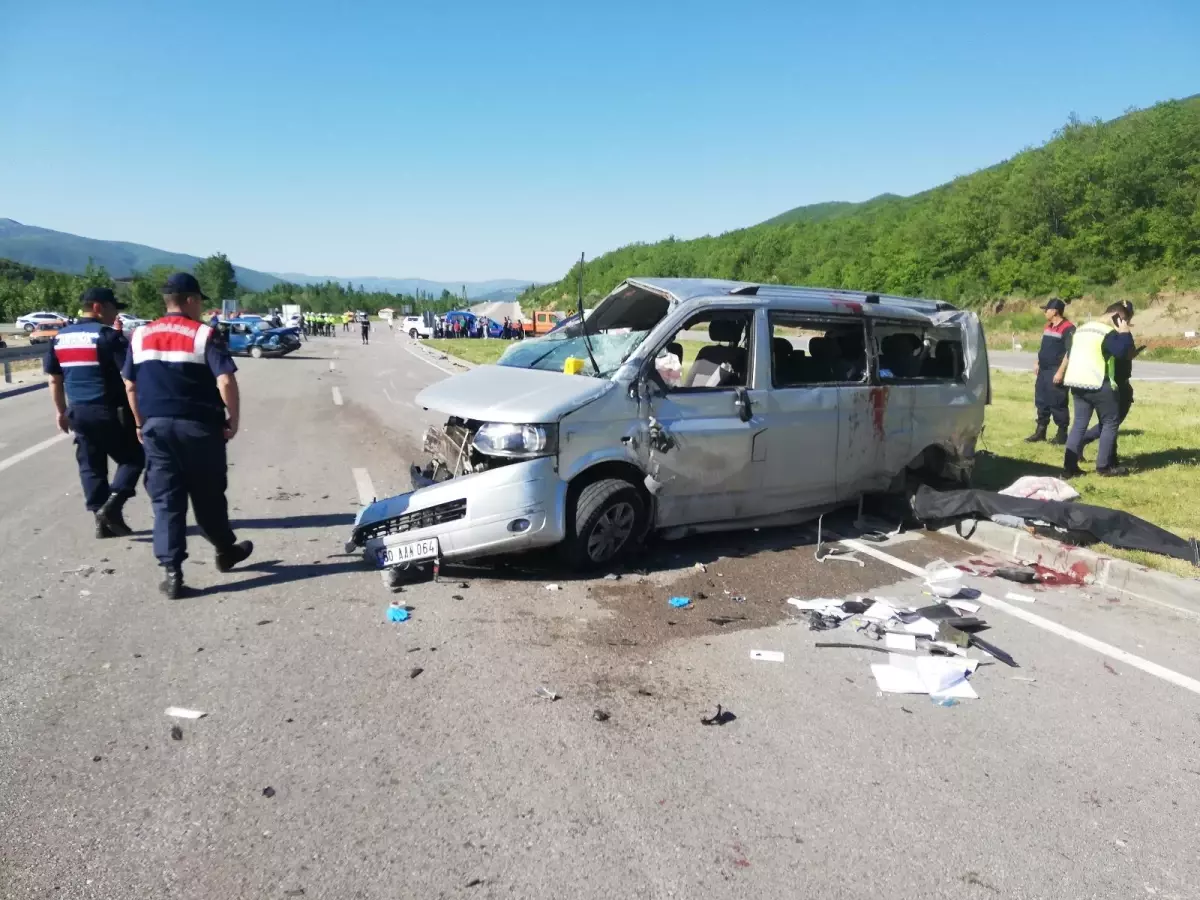 Tokat\'ta kavşakta iki araç çarpıştı: 2 kişi öldü 12 kişinin yaralandı