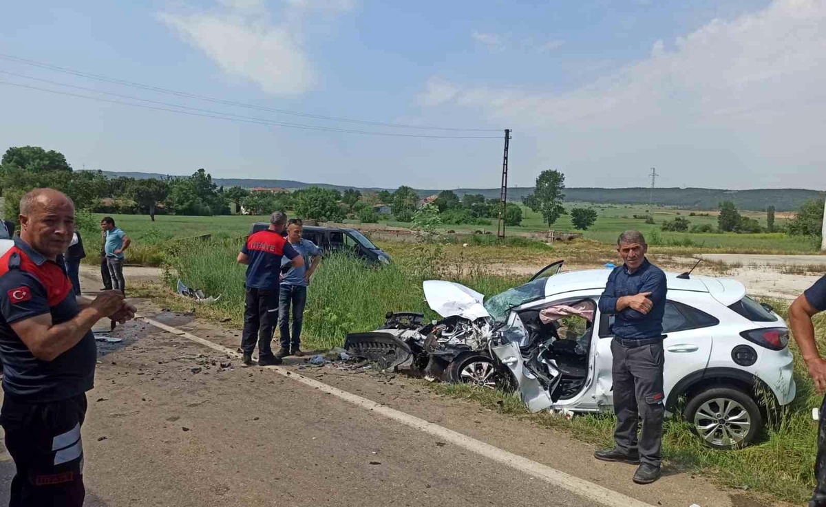 Keşan Enez karayolunda trafik kazası, sürücü araç içinde sıkıştı