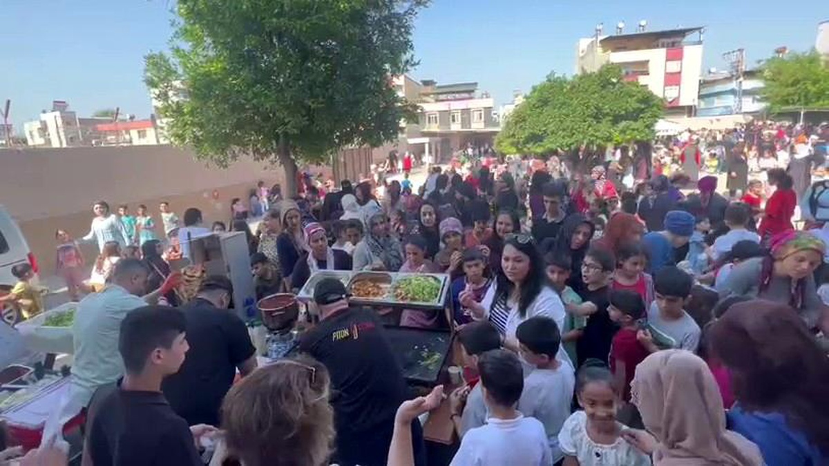 Mezun olduğu okulda öğrencilere \'Piton döner\' yaptı