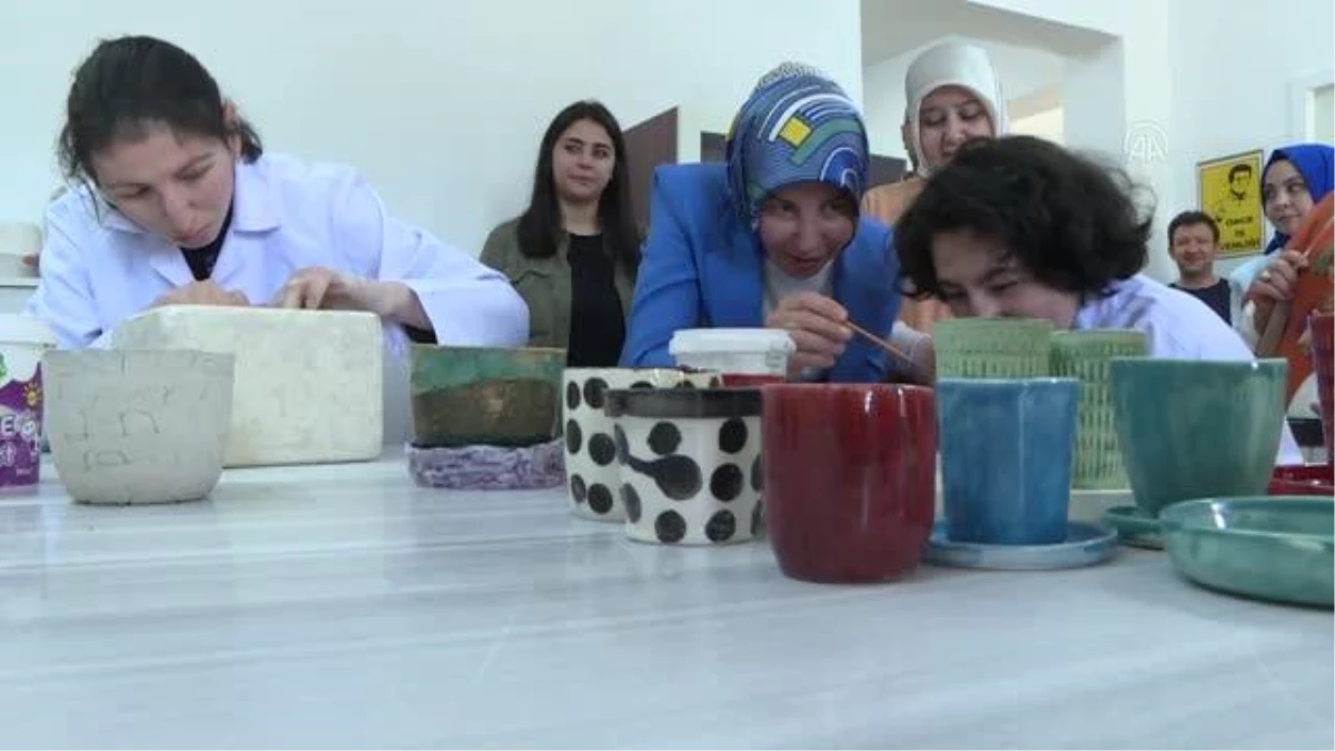 Milli Eğitim Bakanı Özer\'in eşi Nebahat Özer, Bursa\'da okul ziyaretlerinde bulundu