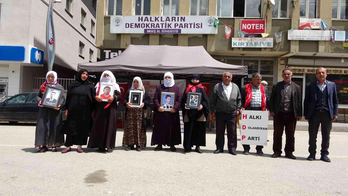 Muş\'ta evlat nöbeti tutan ailelerin sayısı 35\'e yükseldi