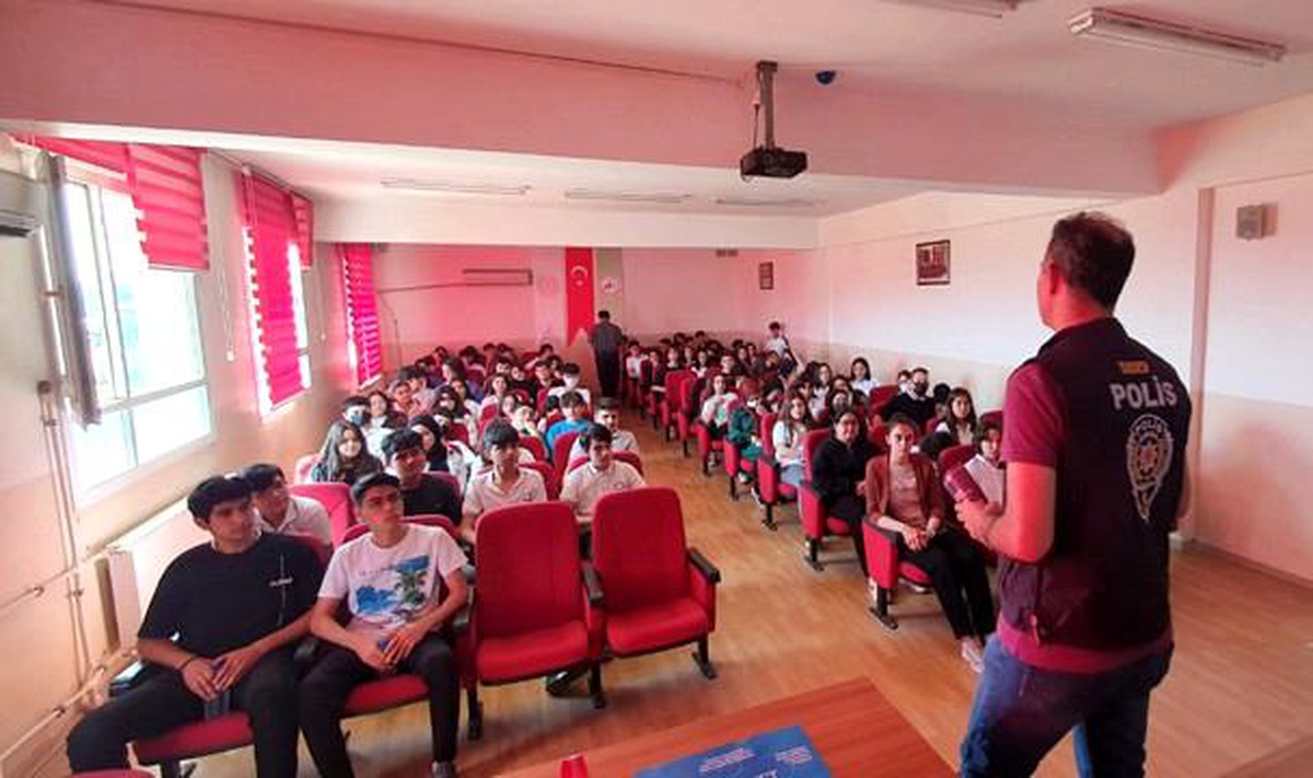 Osmaniye polisinden öğrencilere güvenli internet kullanımı eğitimi