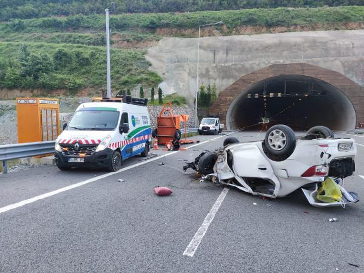 Otomobil, emniyet şeridindeki yol bakım aracına çarptı: 5 yaralı