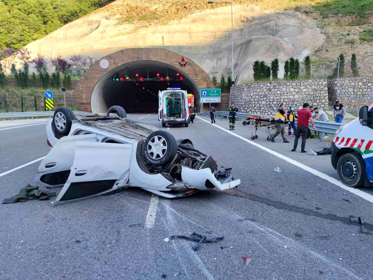 Otomobil, römorklu yol bakım aracına çarpıp takla attı: 6 yaralı