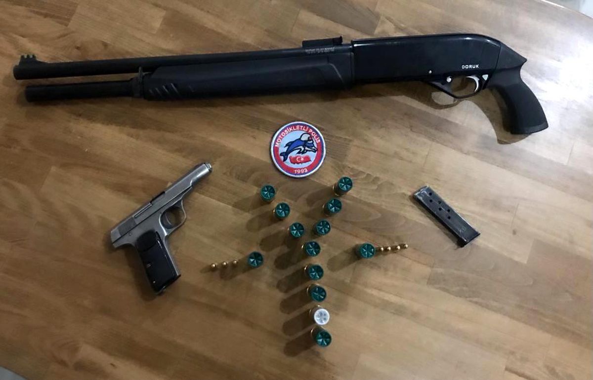 Polis ruhsatsız tabanca ile pompalı tüfek ele geçirdi