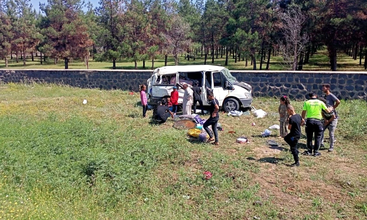 Şanlıurfa\'da tarım işçilerini taşıyan minibüs devrildi: 5 yaralı