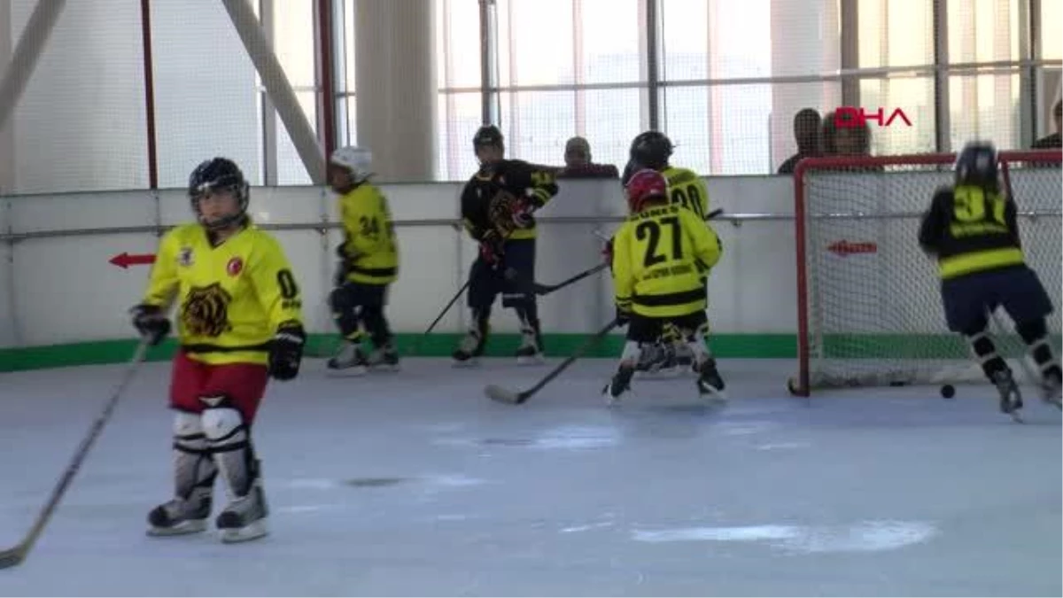 SPOR Hataysporlu futbolcular, buz hokeyi sporcuları ile buluştu