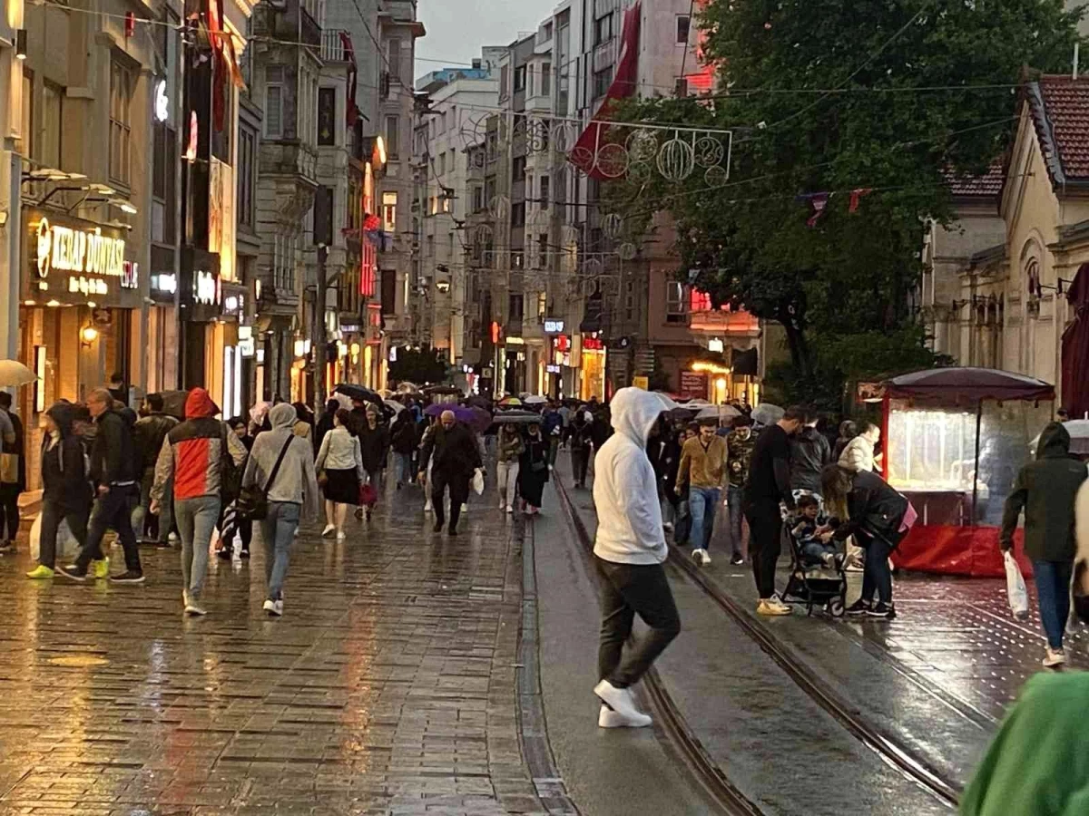 Taksim\'de sağanak yağış vatandaşlara zor anlar yaşattı