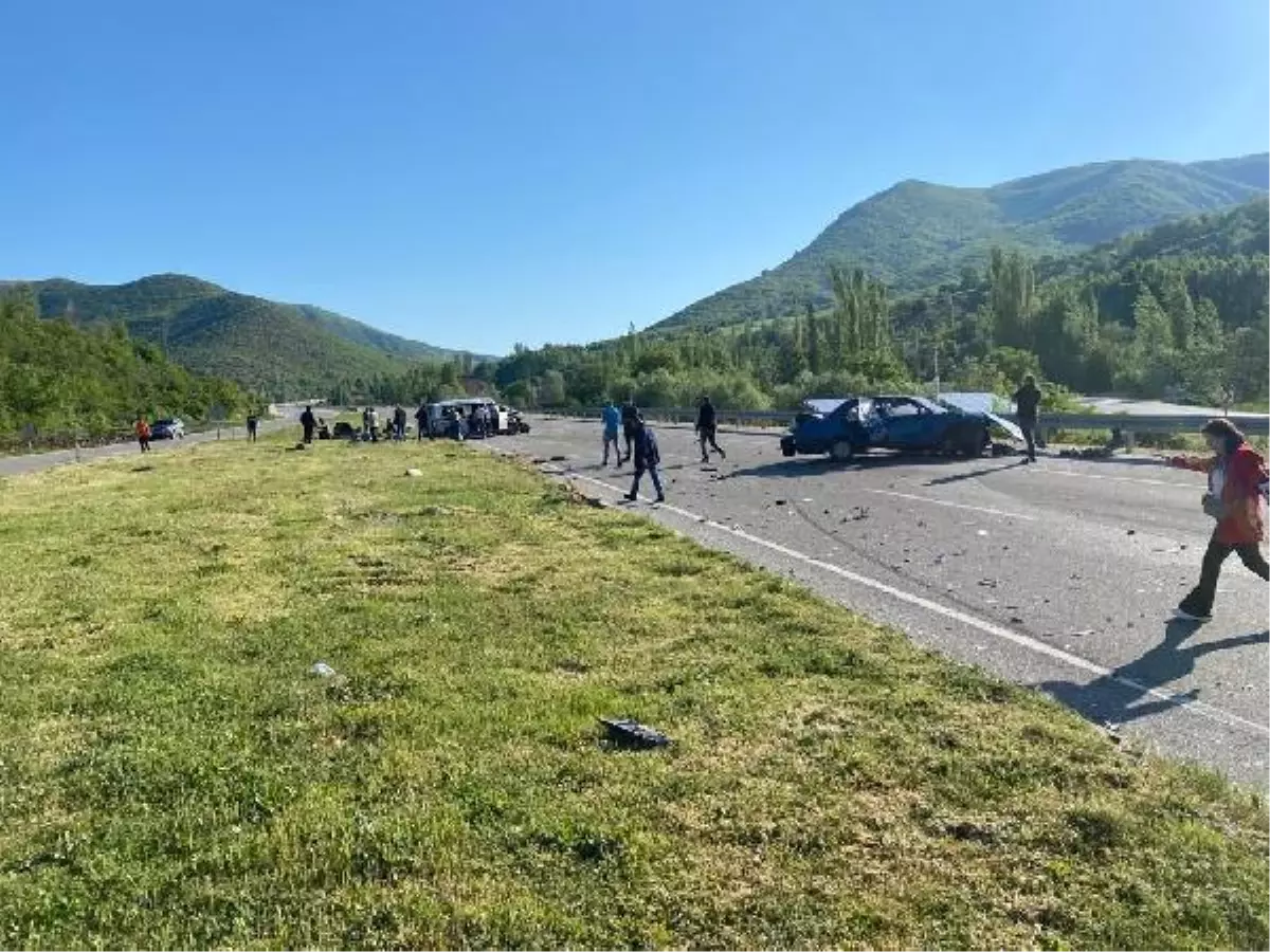 Niksar\'da işçileri taşıyan minibüs, otomobille çarpıştı: 2 ölü, 12 yaralı