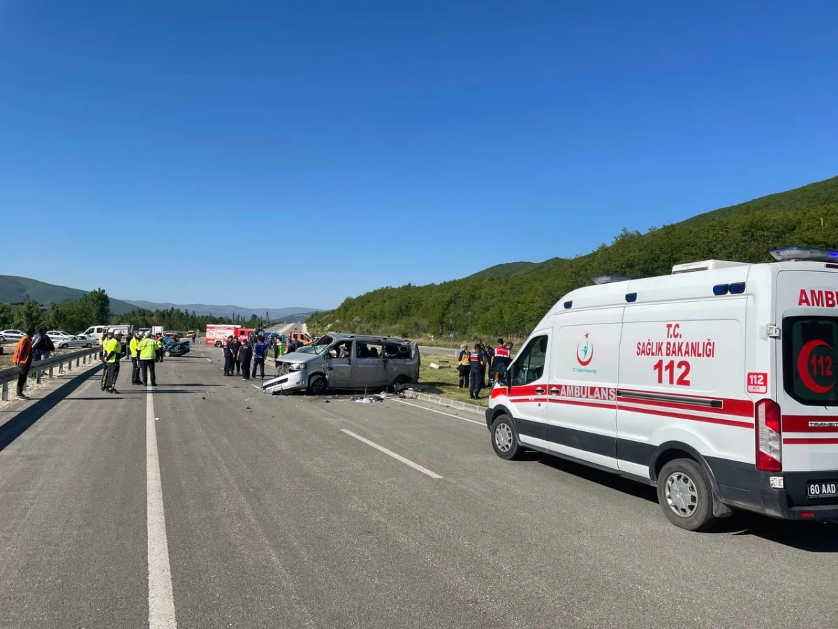Tokat\'ta minibüs ile otomobilin çarpışması sonucu 2 kişi öldü, 12 kişi yaralandı
