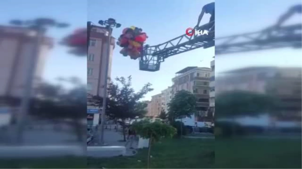Son dakika... Uçan balonları elektrik direğine takılan vatandaşın yardımına itfaiye koştu