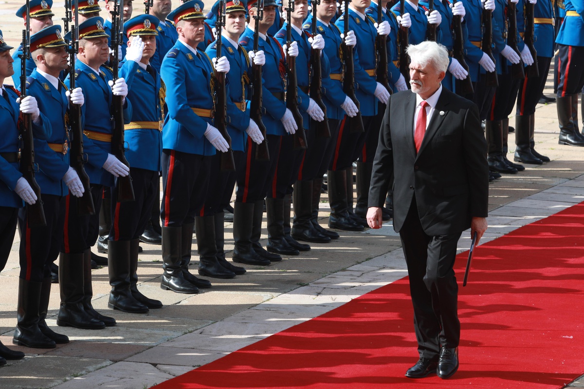 Ukrayna\'nın Belgrad Büyükelçisi, Sırbistan Cumhurbaşkanı Vucic\'e güven mektubunu sundu