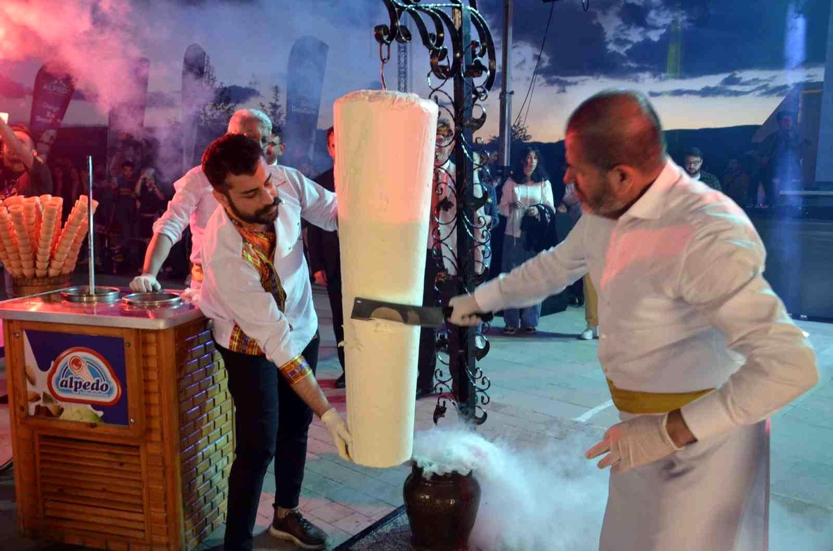 Üniversite öğrencileri bu festivalde dondurmaya doydu