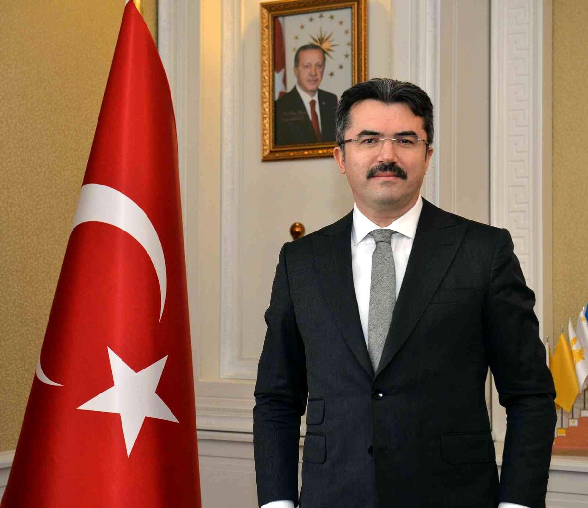 Vali Memiş: "Geleceğimizin ışığı sevgili gençlerimizin 19 Mayıs Atatürk\'ü Anma, Gençlik ve Spor Bayramı kutlu olsun"