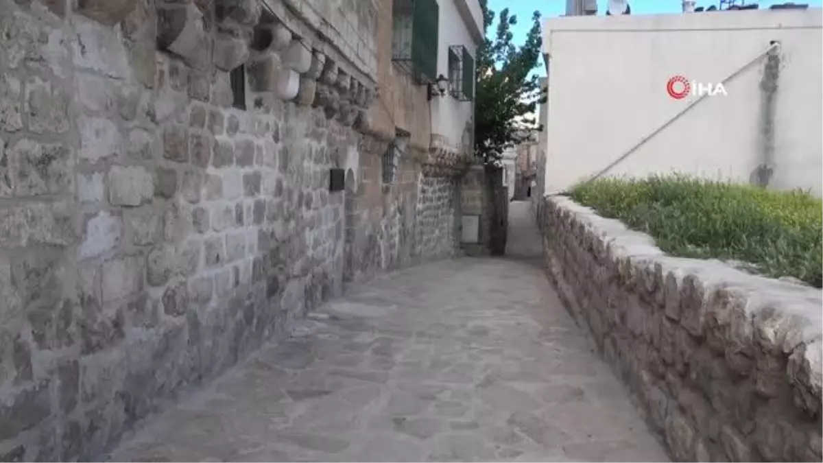 Yerdeki asfalt zifti duvardaki tablolara hayat veriyor