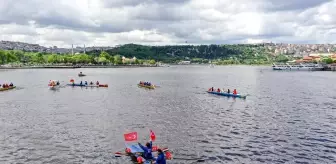 103 su sporcusu 19 Mayıs'ı Haliç'te Türk bayrakları açarak kutladı