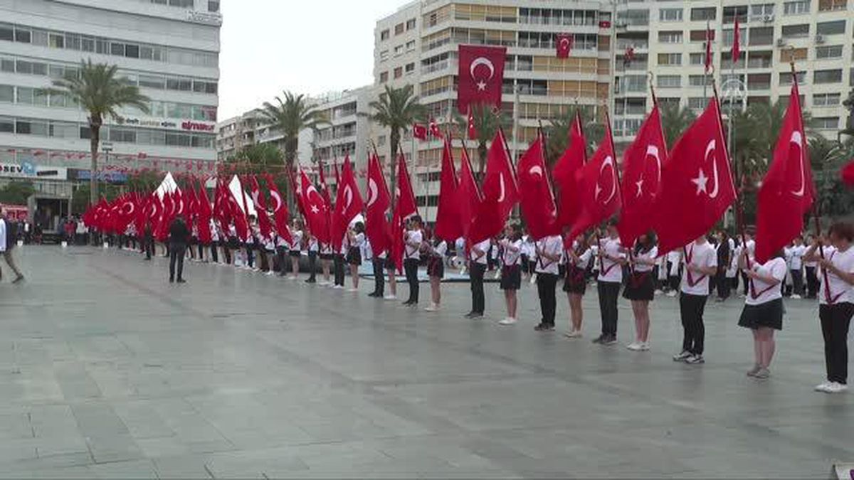 THK paraşüt eğitmenleri, gökyüzünde Türk bayrağı ve Atatürk posteri açtı