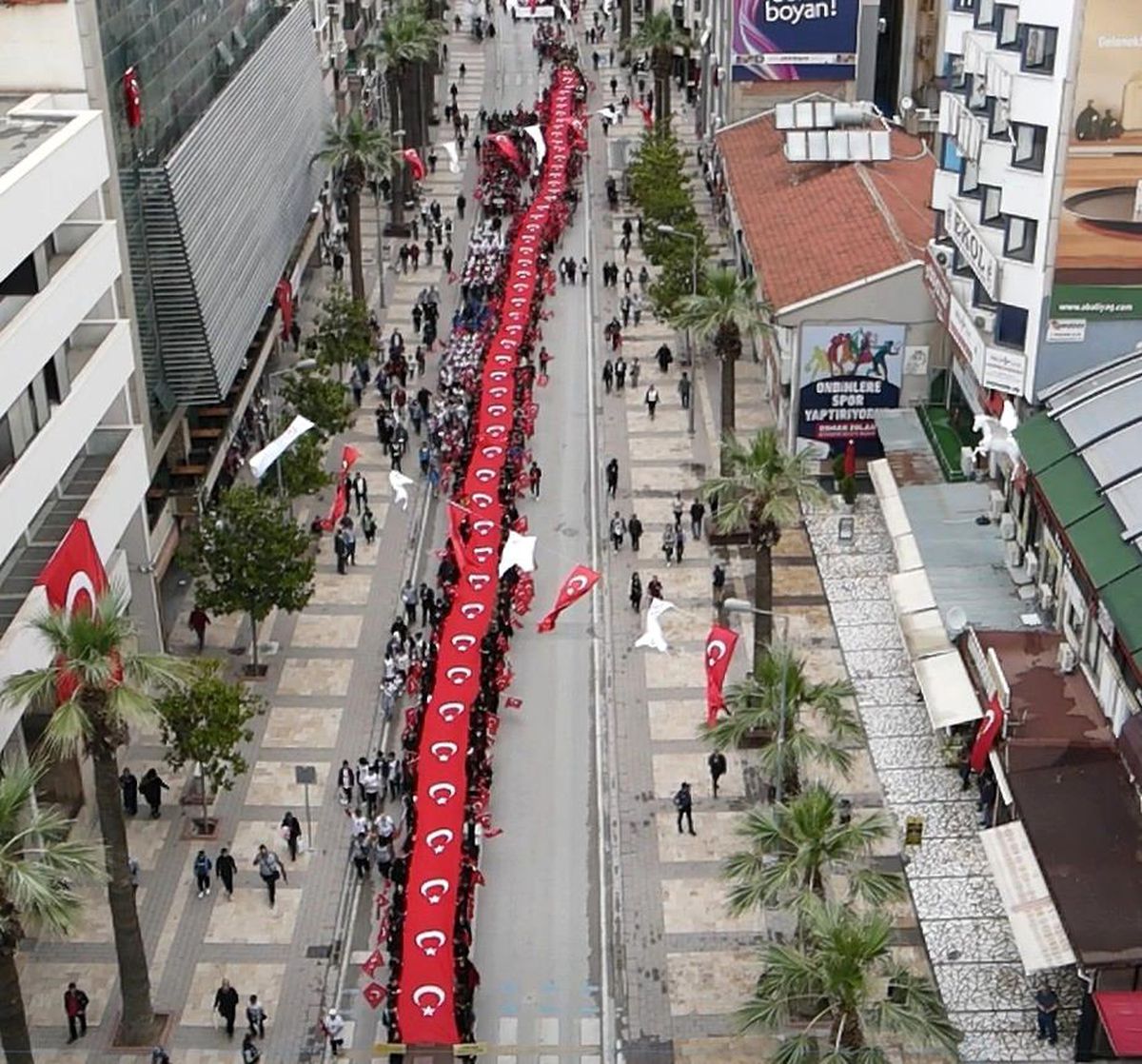 19 Mayıs\'ın 103. yılında 103 metrelik dev bayrak açıldı