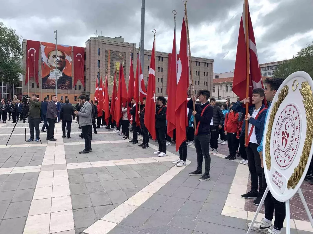 19 Mayıs kutlamaları çelenk sunma merasimi ile başladı