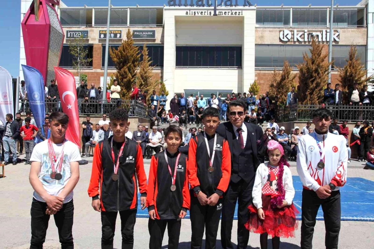 Ahlat\'ta 19 Mayıs Atatürk\'ü Anma, Gençlik ve Spor Bayramı coşkusu