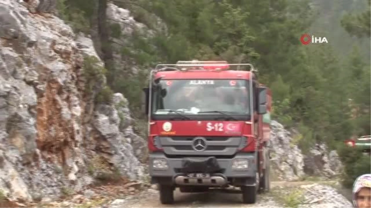 Alanya\'daki orman yangınına 1 helikopter 200 işçi ve 22 arazözle müdahale ediliyor
