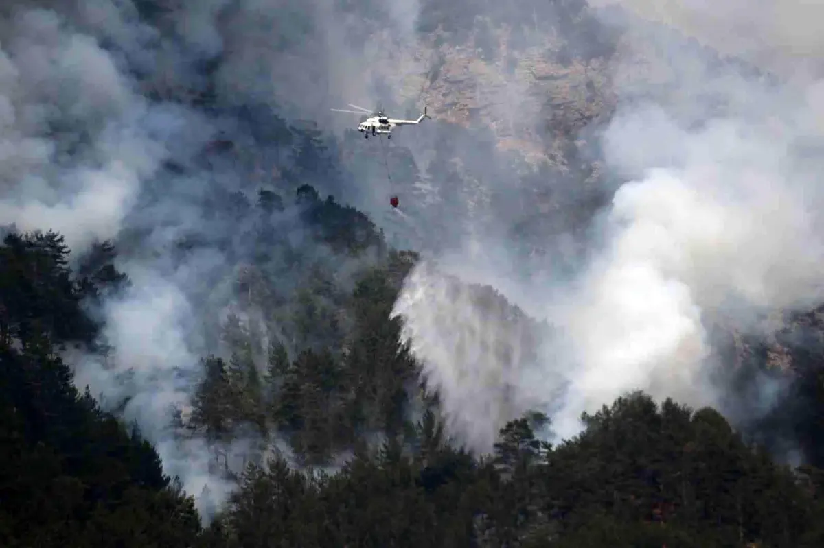 Alanya\'daki yangına helikopter, 200 işçi ve 22 arazözle müdahale ediliyor