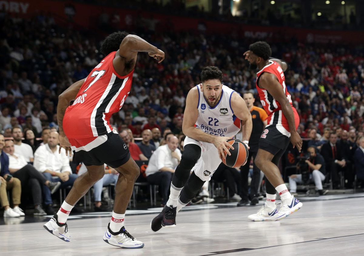 Anadolu Efes üst üste 3. kez finalde