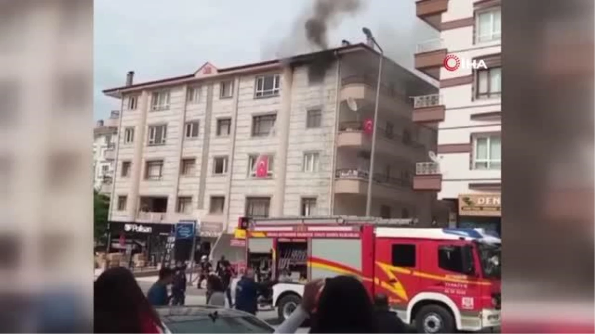 Ankara\'da korkutan yangın: 4 katlı binanın en üst katını alevler sardı