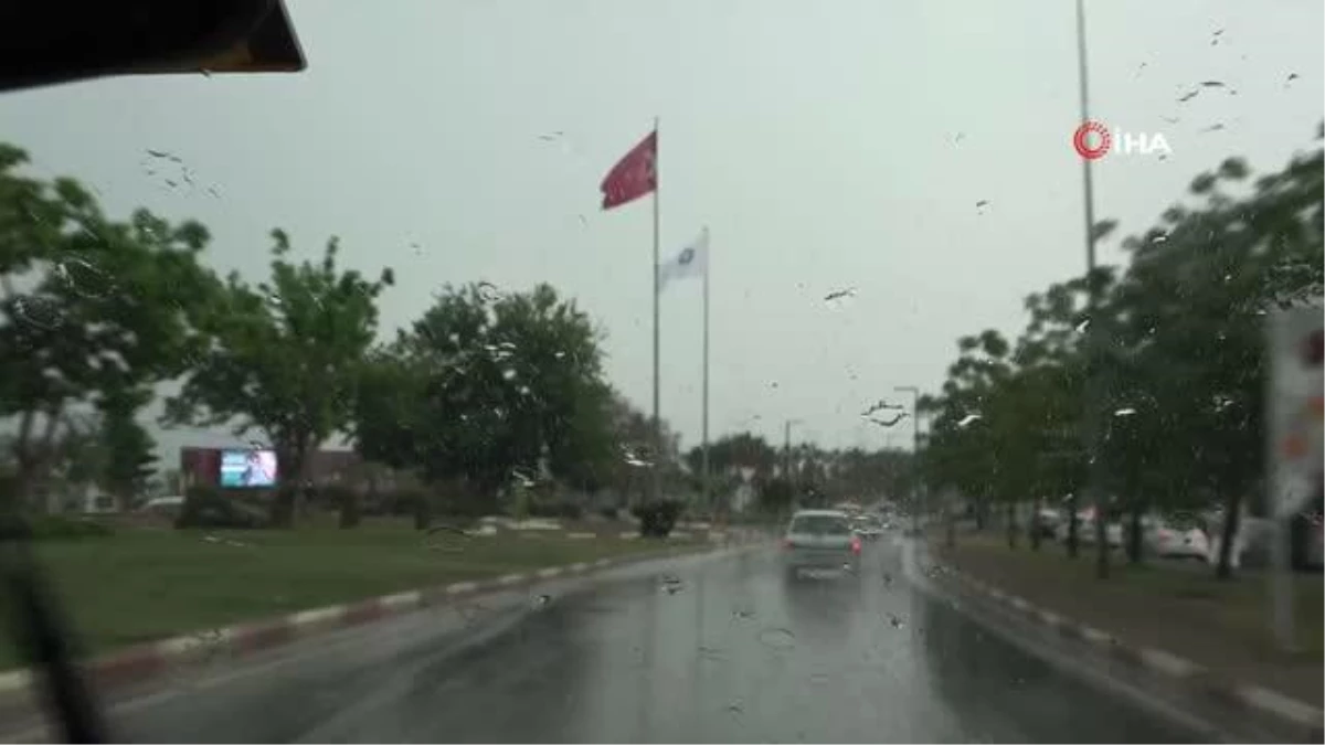 Antalya\'da kısa süreli sağanak yağmur vatandaşlara zor anlar yaşattı