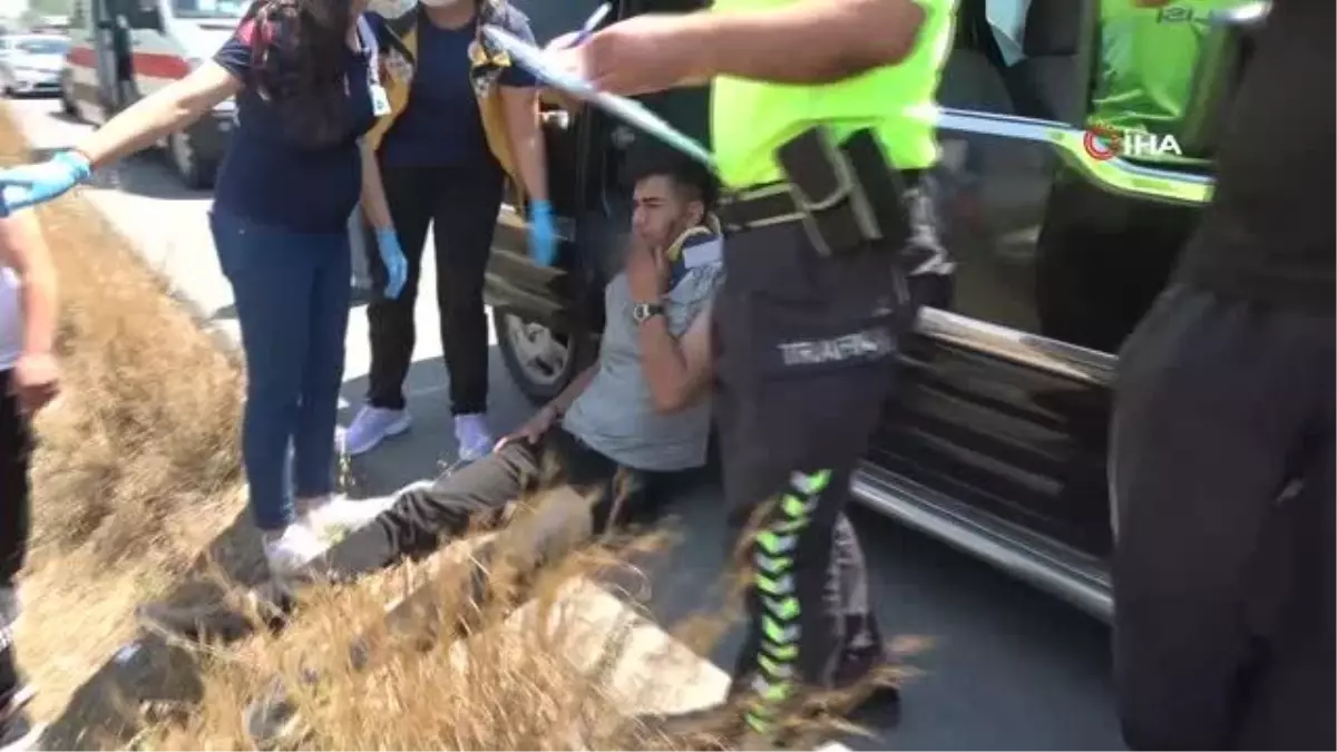 Aracın içine sıkışan arkadaşının kurtarılışını yaralı halde sigara içerek izledi