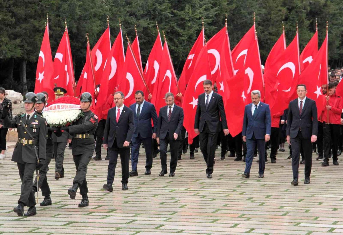 Bakan Kasapoğlu\'ndan Anıtkabir\'e 19 Mayıs ziyareti