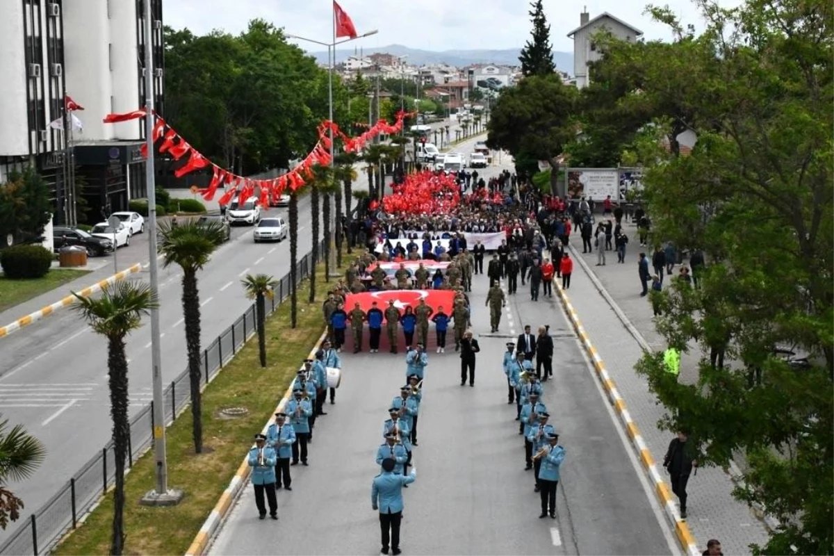 Balıkesir\'de gençler 19 Mayıs\'ı yürüyüşle kutladı