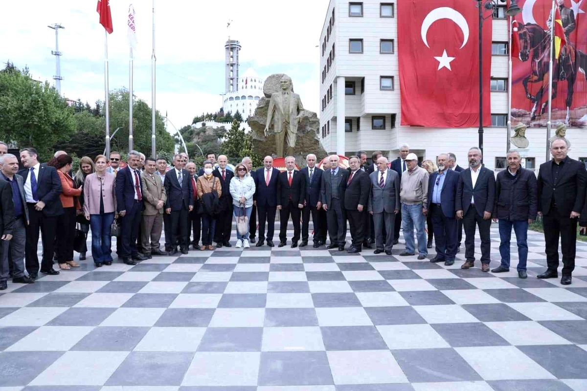 Başkan Altınok Atatürk\'ü andı, 19 Mayıs\'ı kutladı