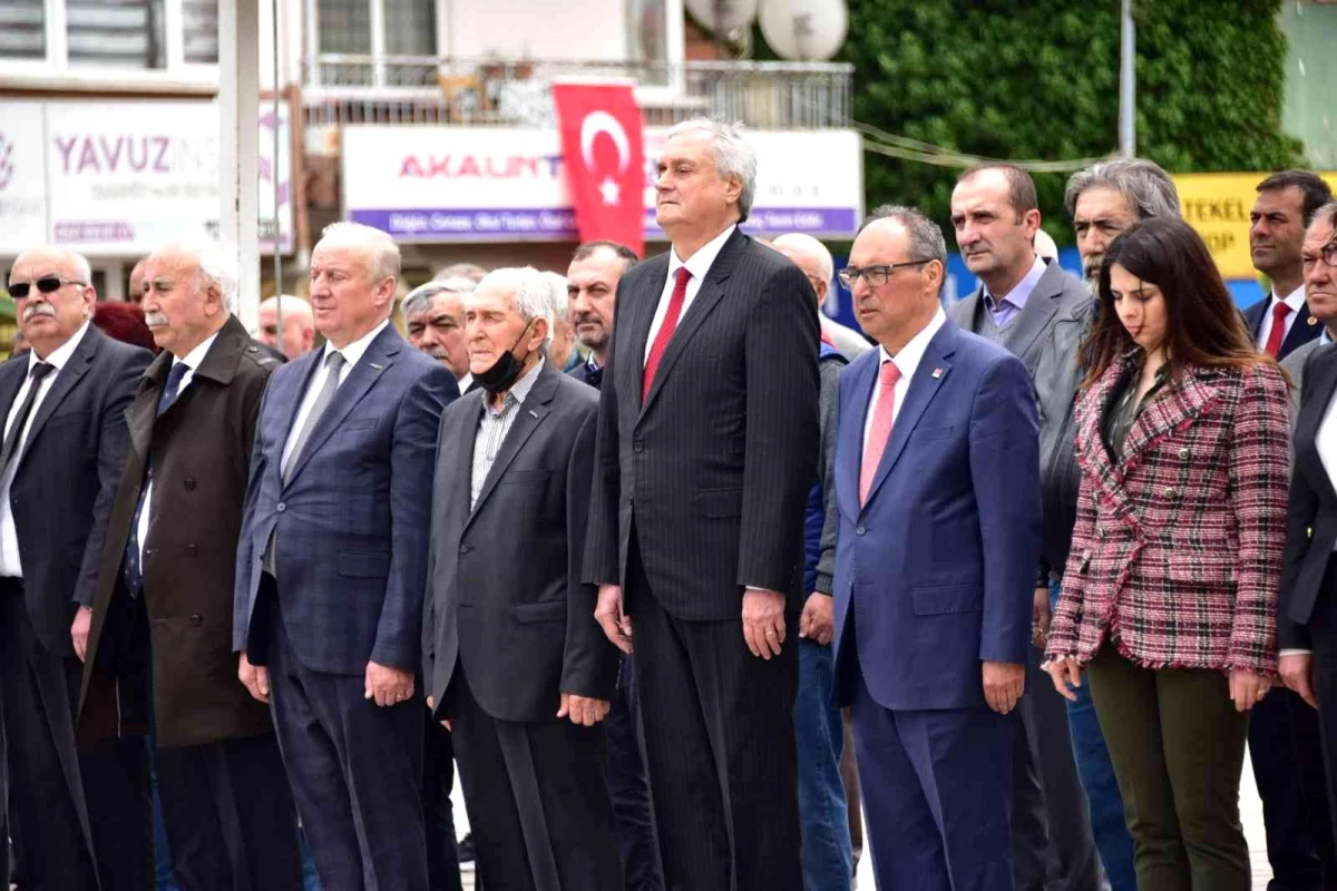 Bazı parti ve STK\'lar Atatürk Anıtı\'na çelenk sundu