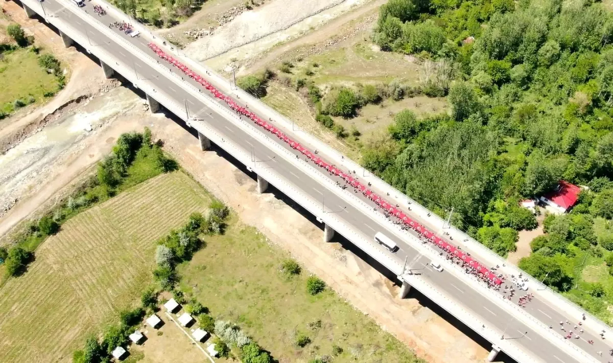 Bingöl\'de 200 metrelik Türk bayrağıyla yürüdüler