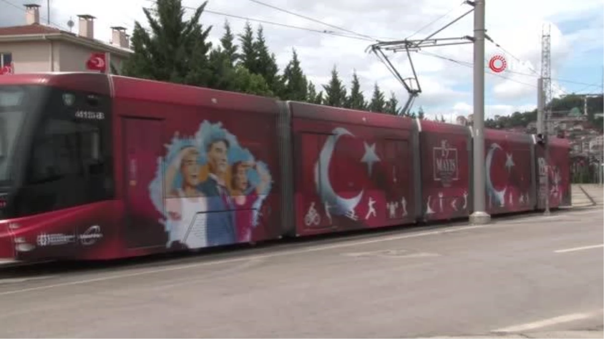 Bu tramvay ile 19 Mayıs coşkusu her yere taşındı: Atatürk\'ün en sevdiği şarkılar tramvayda seslendirildi